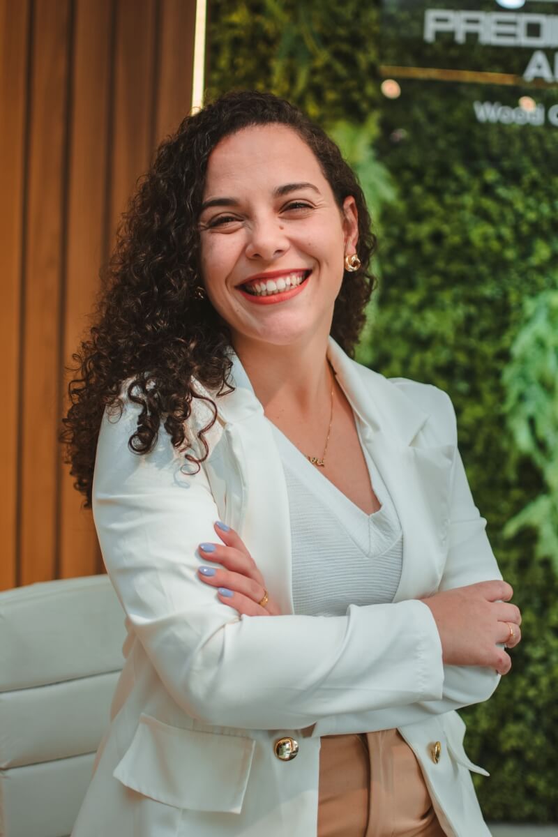 Quem sou eu... Olá, muito prazer em falar com você!
Sou uma mulher que acredita no poder do autoconhecimento, para uma vida com mais propósito, sentido e relações mais saudáveis.
A experiência de ser mulher é algo extremamente impactante para mim, e sei que a mulher enfrenta enormes desafios, muitas vezes pelo simples fato de ser mulher.
Também sou mãe de três crianças que me fazem querer viver cada vez mais, ser mãe me colocou num lugar, de profunda fragilidade e força ao mesmo tempo, o que me tornou ainda mais conectada com as mulheres!
Psicóloga com muito orgulho e amor, durante minha trajetória há mais de 10 anos, tive o privilégio de conhecer a história de muitas mulheres incríveis, e ver de perto o poder do feminino.
Através da minha escuta ativa e empática, será possível transformar sua história enquanto mulher, em força, para amar, trabalhar, estudar, se relacionar, criar seus filhos com leveza, e o que mais você desejar viver.
No atendimento comigo, você encontrará um ambiente acolhedor, sem julgamentos e um espaço onde o feminino é celebrado e os seus desafios enquanto mulher, são transformados em oportunidades de crescimento pessoal.
Vamos juntas? Grande beijo